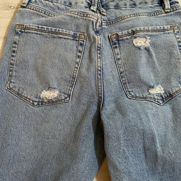 Good American Mom Jeans distressed raw hem medium light wash size 4/27 - Picture 7 of 8